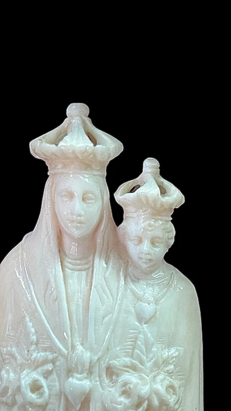 Bas-relief en ivoire représentant la Vierge à l'Enfant de Lorette.
