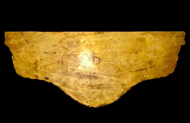 Applique murale en bois sculpté et feuille d'or, ornée d'une tête d'ange chérubin.