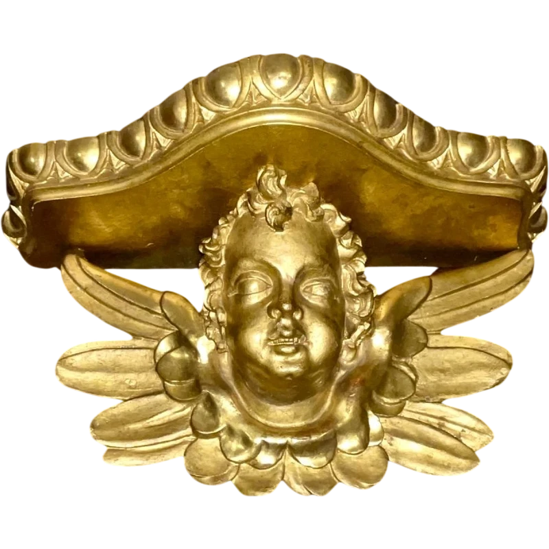 Applique murale en bois sculpté et feuille d'or, ornée d'une tête d'ange chérubin.