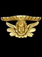 Applique murale en bois sculpté et feuille d'or, ornée d'une tête d'ange chérubin.