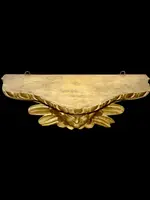 Applique murale en bois sculpté et feuille d'or, ornée d'une tête d'ange chérubin.