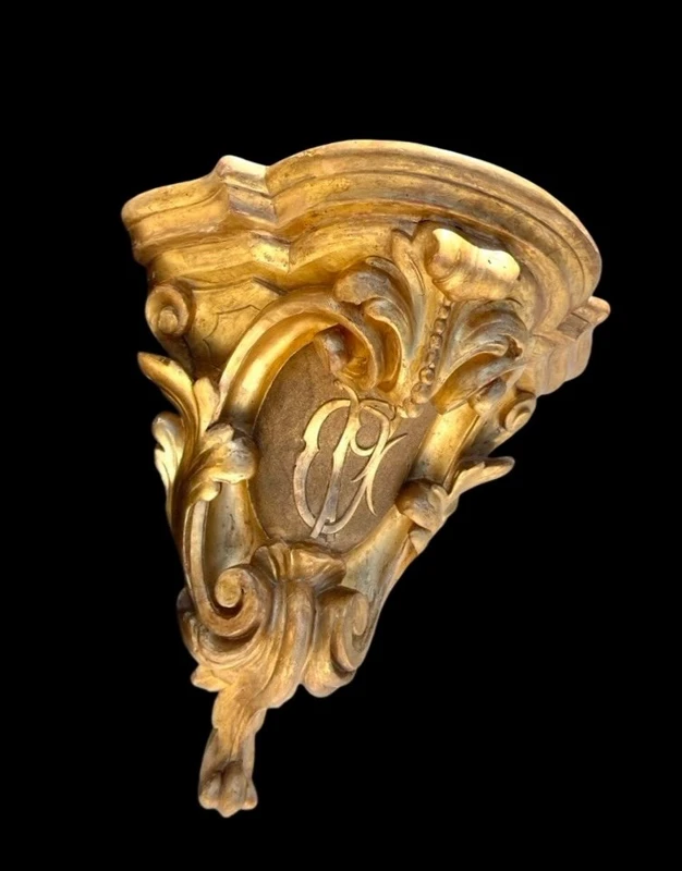 Étagère d'angle en bois - feuille d'or avec motifs rocaille et initiales dans un écusson.