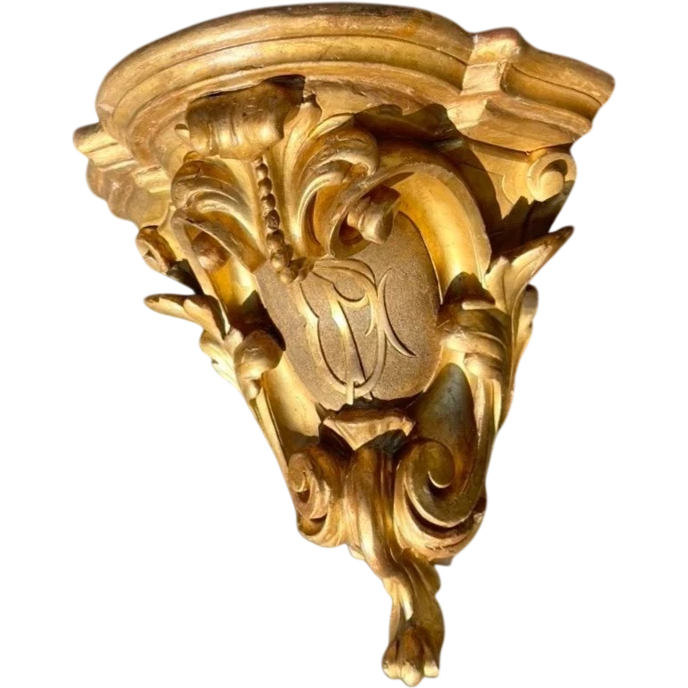 Étagère d'angle en bois - feuille d'or avec motifs rocaille et initiales dans un écusson.