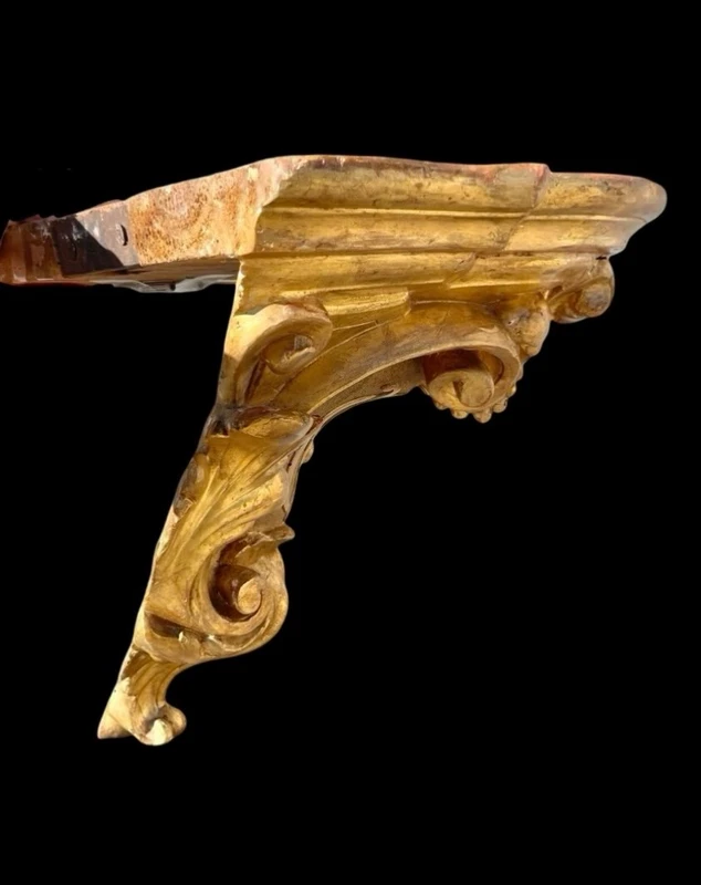 Étagère d'angle en bois - feuille d'or avec motifs rocaille et initiales dans un écusson.