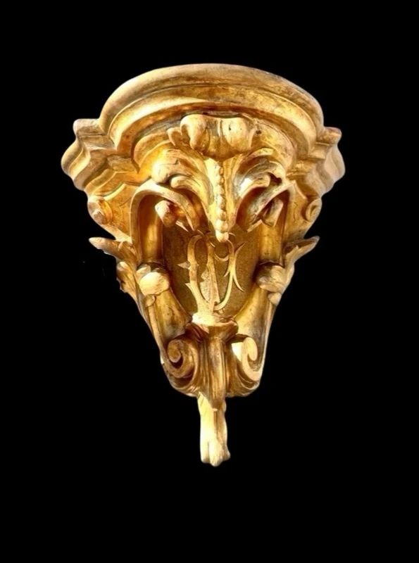 Étagère d'angle en bois - feuille d'or avec motifs rocaille et initiales dans un écusson.