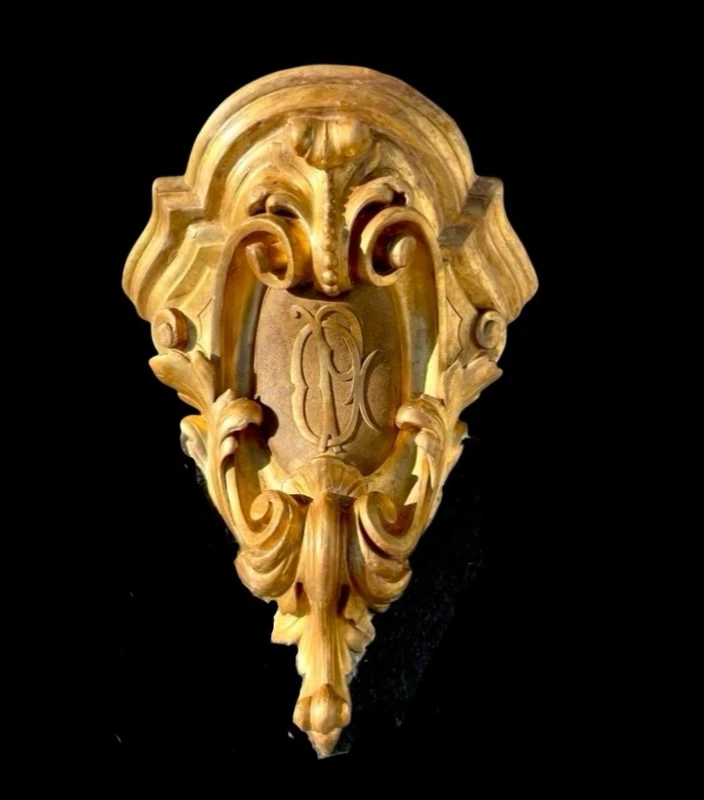 Étagère d'angle en bois - feuille d'or avec motifs rocaille et initiales dans un écusson.
