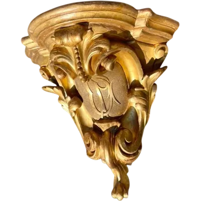 Étagère d'angle en bois - feuille d'or avec motifs rocaille et initiales dans un écusson.