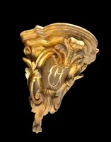 Étagère d'angle en bois - feuille d'or avec motifs rocaille et initiales dans un écusson.