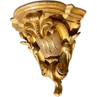 Étagère d'angle en bois - feuille d'or avec motifs rocaille et initiales dans un écusson.
