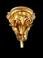 Étagère d'angle en bois - feuille d'or avec motifs rocaille et initiales dans un écusson.