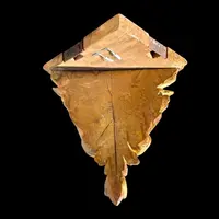 Étagère d'angle en bois - feuille d'or avec motifs rocaille et initiales dans un écusson.