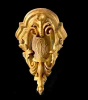 Étagère d'angle en bois - feuille d'or avec motifs rocaille et initiales dans un écusson.