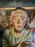 Grande étagère en terre cuite représentant un ange avec un ruban.