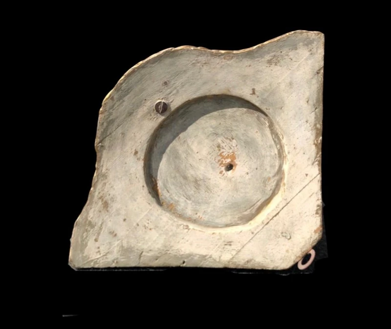 Étagère d'angle en bois sculpté et doré à la feuille, ornée de motifs végétaux stylisés.