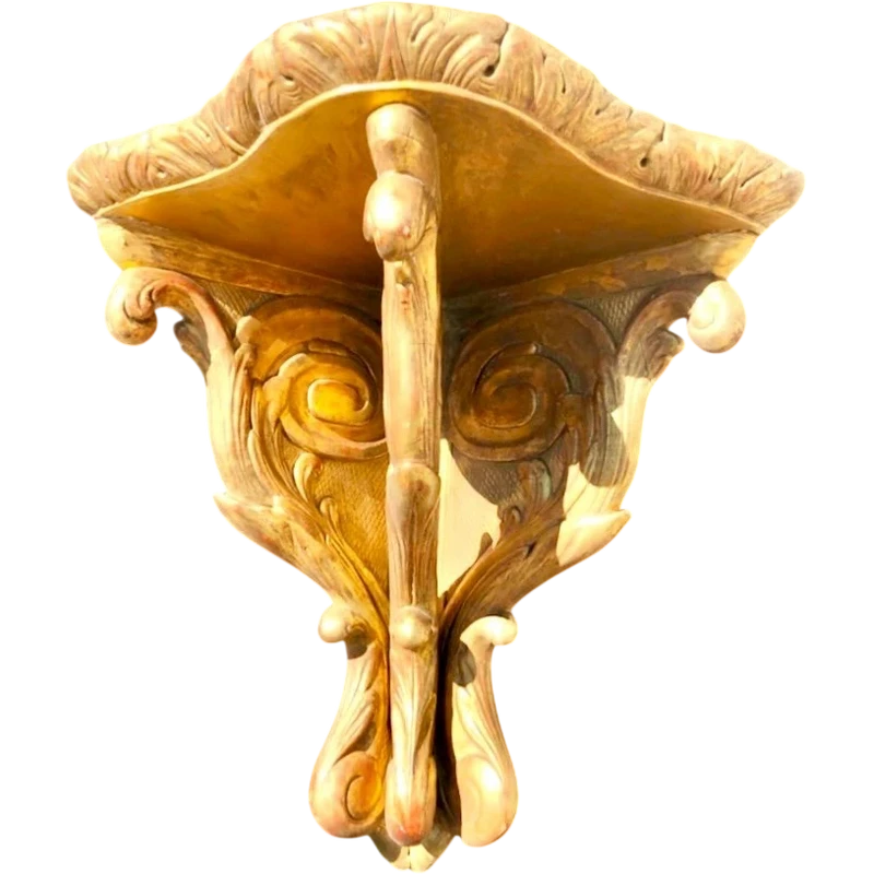 Étagère d'angle en bois sculpté et doré à la feuille, ornée de motifs végétaux stylisés.
