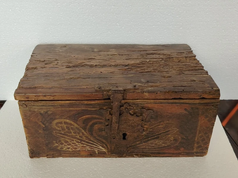 Ancienne boîte en bois de fruit, peinte de motifs stylisés. XVIIe siècle, Italie