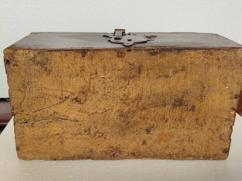 Ancienne boîte en bois de fruit, peinte de motifs stylisés. XVIIe siècle, Italie