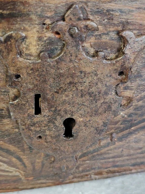 Ancienne boîte en bois de fruit, peinte de motifs stylisés. XVIIe siècle, Italie
