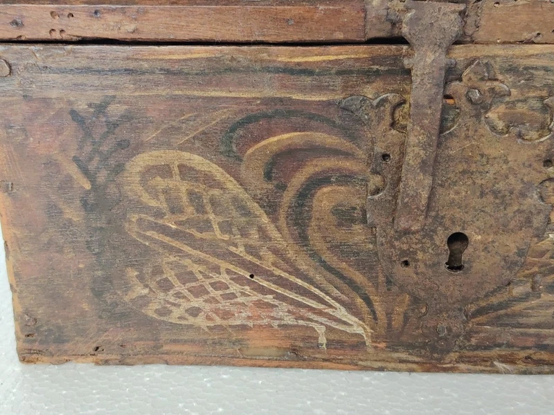 Ancienne boîte en bois de fruit, peinte de motifs stylisés. XVIIe siècle, Italie