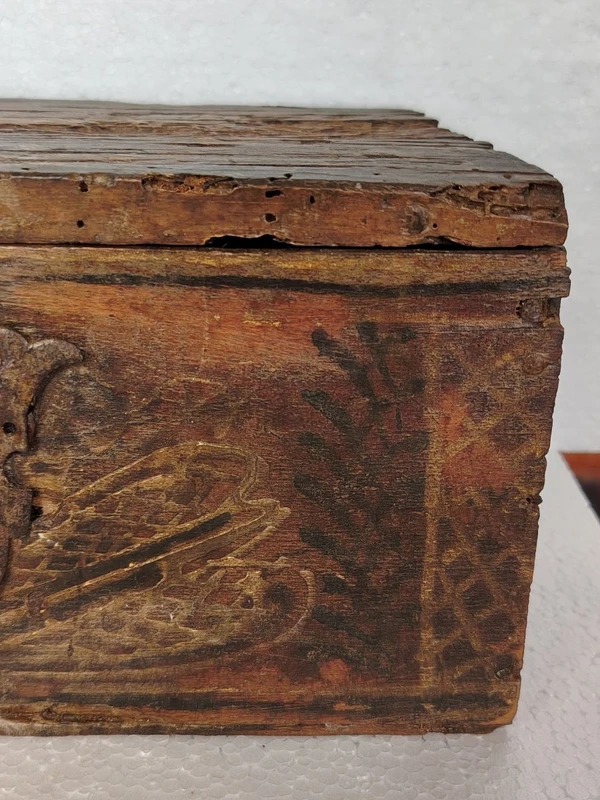 Ancienne boîte en bois de fruit, peinte de motifs stylisés. XVIIe siècle, Italie