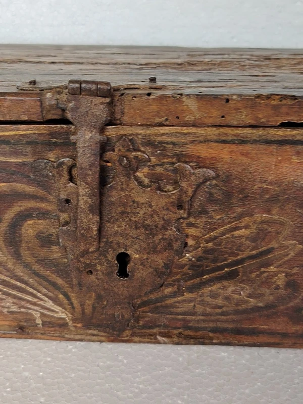 Ancienne boîte en bois de fruit, peinte de motifs stylisés. XVIIe siècle, Italie