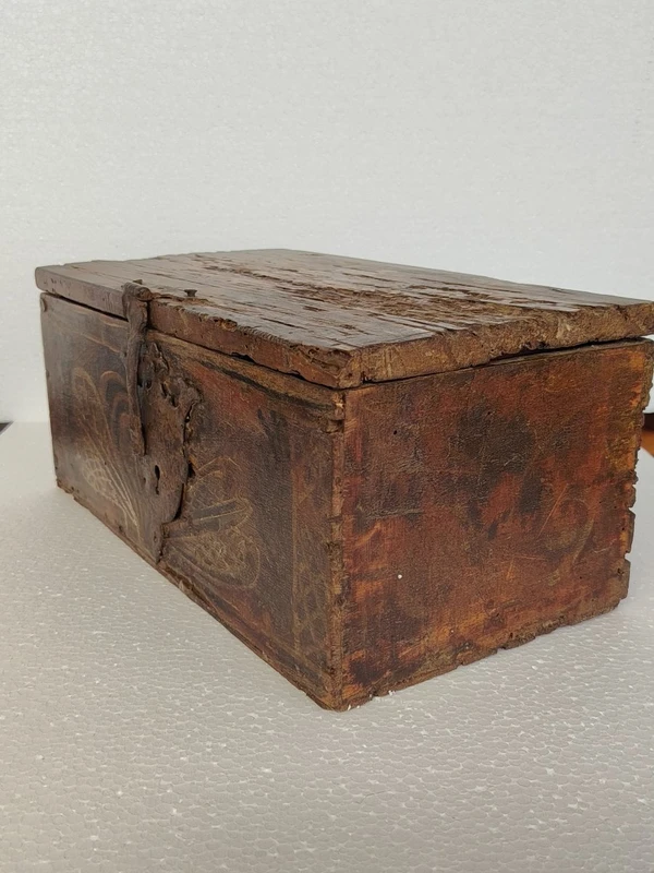 Ancienne boîte en bois de fruit, peinte de motifs stylisés. XVIIe siècle, Italie