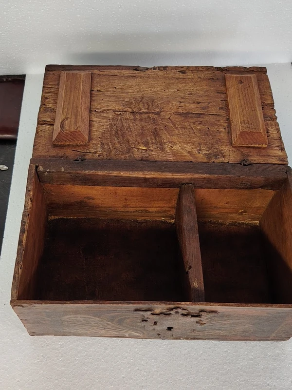 Ancienne boîte en bois de fruit, peinte de motifs stylisés. XVIIe siècle, Italie