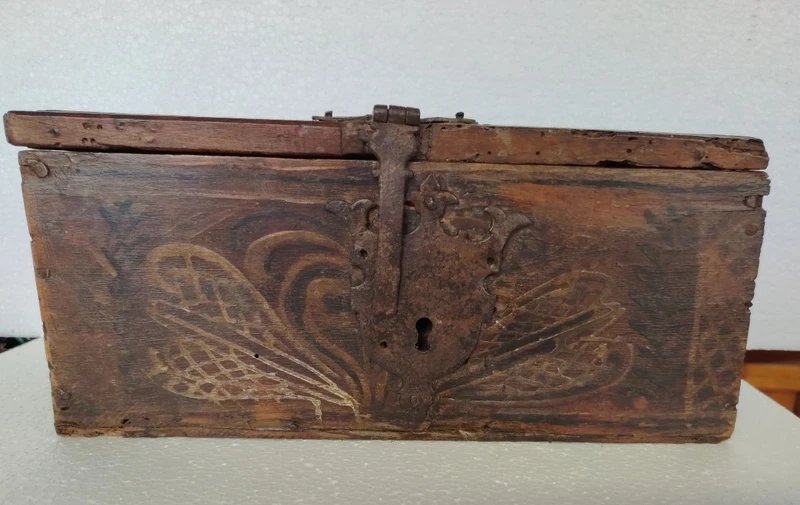 Ancienne boîte en bois de fruit, peinte de motifs stylisés. XVIIe siècle, Italie