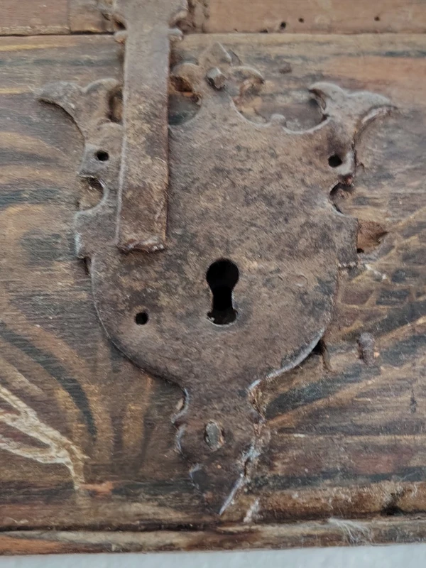 Ancienne boîte en bois de fruit, peinte de motifs stylisés. XVIIe siècle, Italie