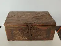 Ancienne boîte en bois de fruit, peinte de motifs stylisés. XVIIe siècle, Italie