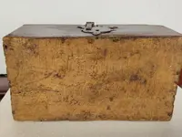 Ancienne boîte en bois de fruit, peinte de motifs stylisés. XVIIe siècle, Italie