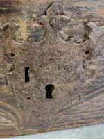 Ancienne boîte en bois de fruit, peinte de motifs stylisés. XVIIe siècle, Italie