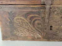 Ancienne boîte en bois de fruit, peinte de motifs stylisés. XVIIe siècle, Italie