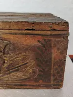 Ancienne boîte en bois de fruit, peinte de motifs stylisés. XVIIe siècle, Italie