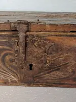 Ancienne boîte en bois de fruit, peinte de motifs stylisés. XVIIe siècle, Italie