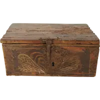 Ancienne boîte en bois de fruit, peinte de motifs stylisés. XVIIe siècle, Italie