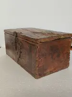 Ancienne boîte en bois de fruit, peinte de motifs stylisés. XVIIe siècle, Italie