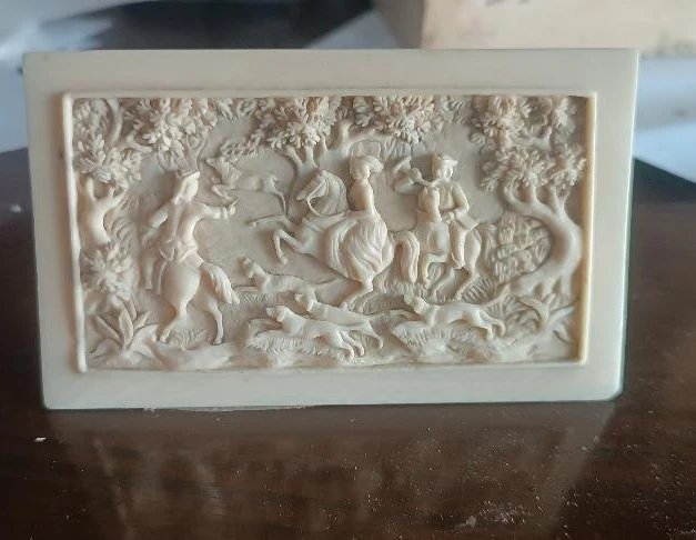 Ancienne plaque en ivoire finement sculptée, représentant une scène de chasse