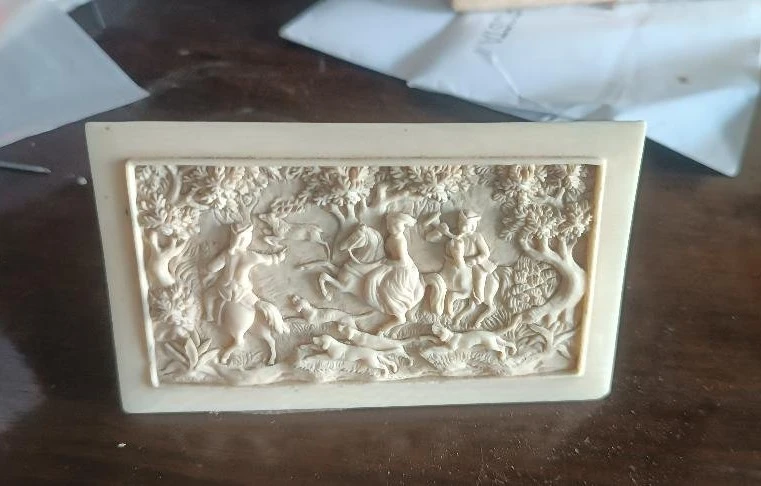 Ancienne plaque en ivoire finement sculptée, représentant une scène de chasse