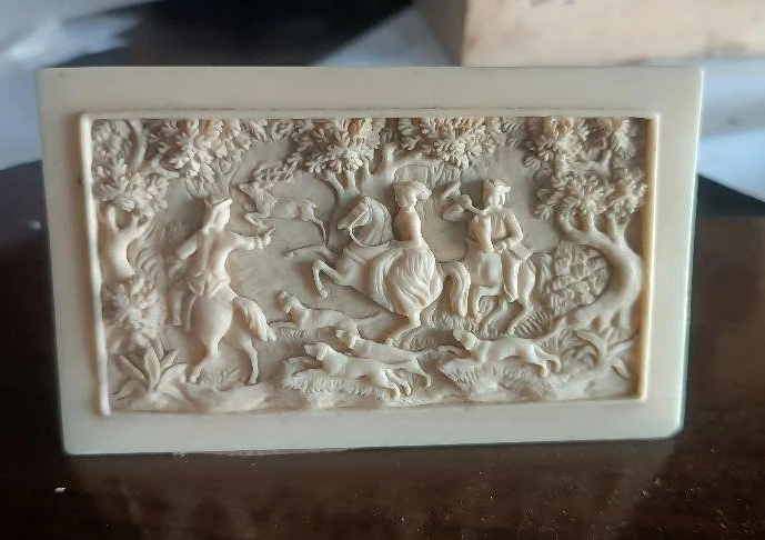Ancienne plaque en ivoire finement sculptée, représentant une scène de chasse