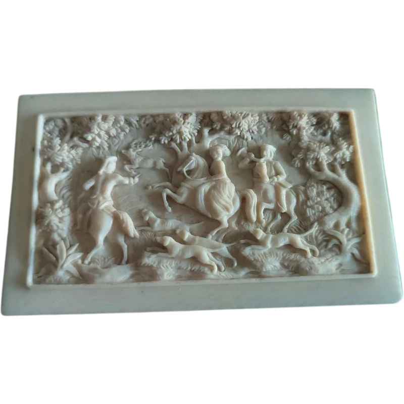 Ancienne plaque en ivoire finement sculptée, représentant une scène de chasse