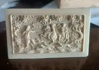 Ancienne plaque en ivoire finement sculptée, représentant une scène de chasse