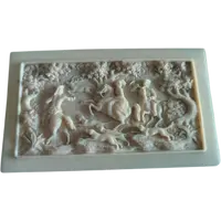 Ancienne plaque en ivoire finement sculptée, représentant une scène de chasse