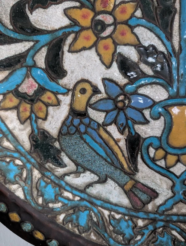 Grand plat persan en cuivre repoussé et polychrome, XIXe siècle