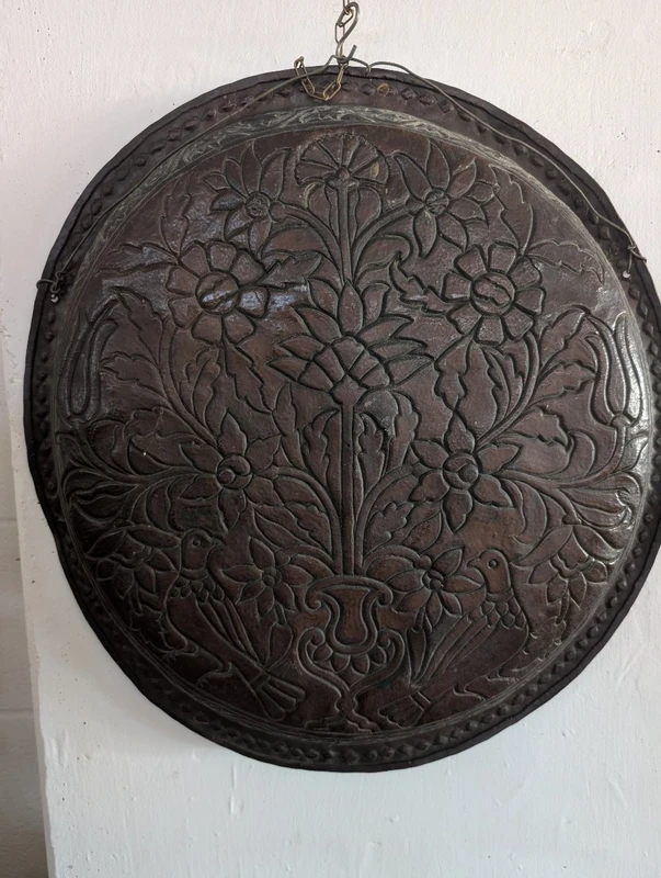 Grand plat persan en cuivre repoussé et polychrome, XIXe siècle