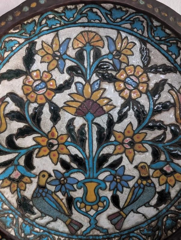 Grand plat persan en cuivre repoussé et polychrome, XIXe siècle