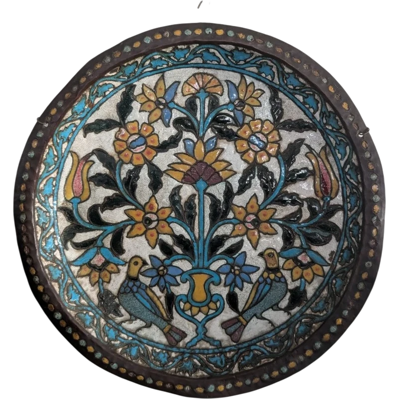 Grand plat persan en cuivre repoussé et polychrome, XIXe siècle