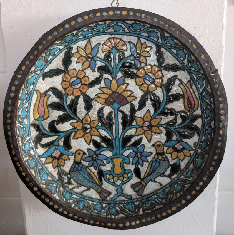 Grand plat persan en cuivre repoussé et polychrome, XIXe siècle