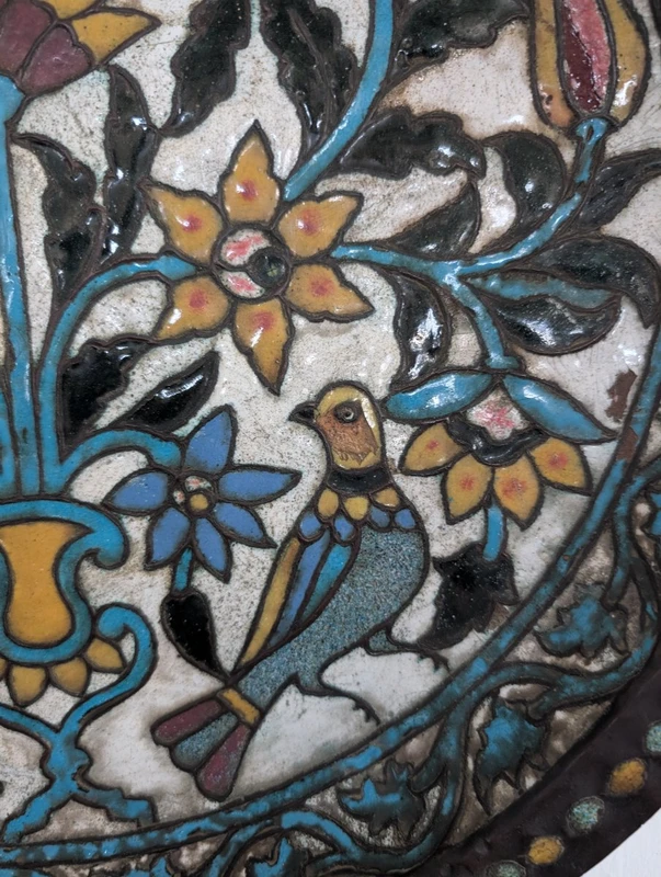 Grand plat persan en cuivre repoussé et polychrome, XIXe siècle