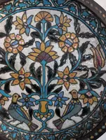 Grand plat persan en cuivre repoussé et polychrome, XIXe siècle
